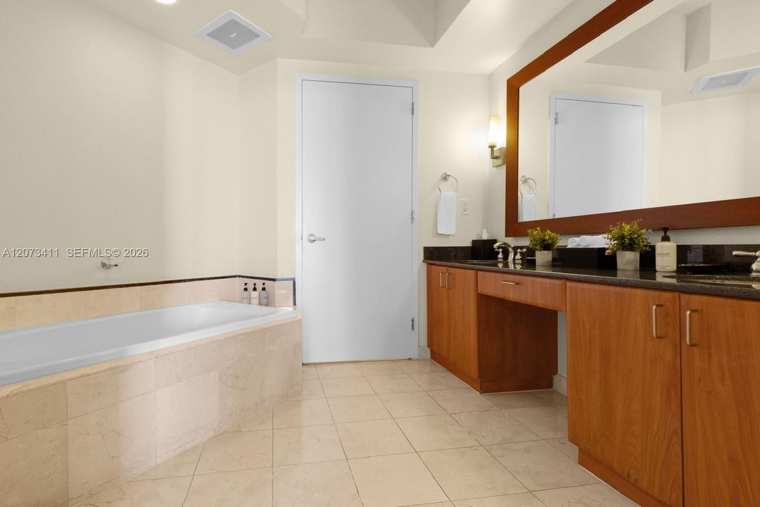 For Sale: $765,000 (1 beds, 1 baths, 1021 Square Feet)