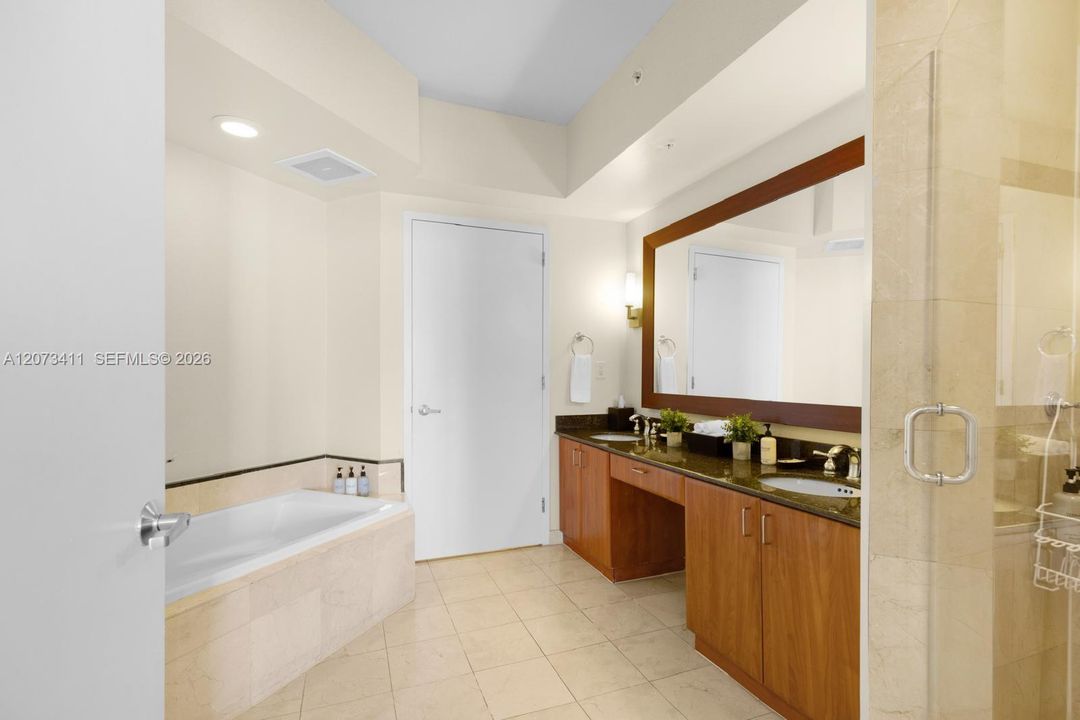 For Sale: $765,000 (1 beds, 1 baths, 1021 Square Feet)
