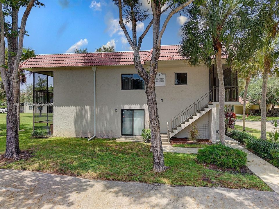 For Rent: $2,300 (2 beds, 2 baths, 1235 Square Feet)