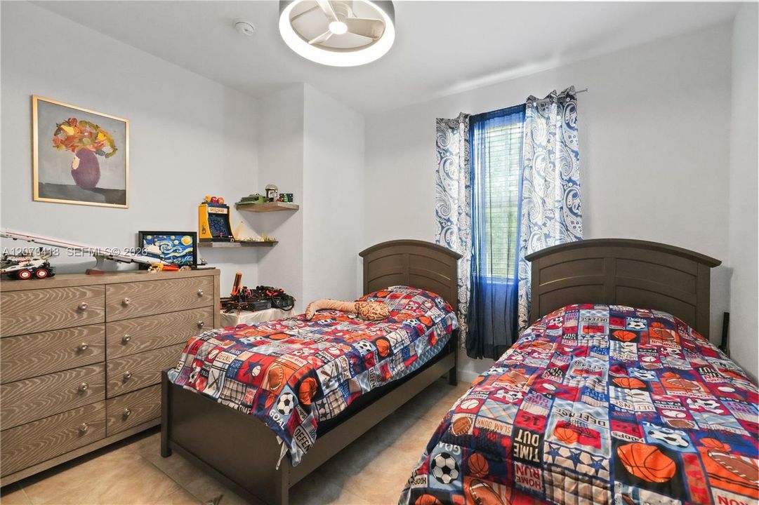 For Sale: $675,000 (5 beds, 3 baths, 2342 Square Feet)