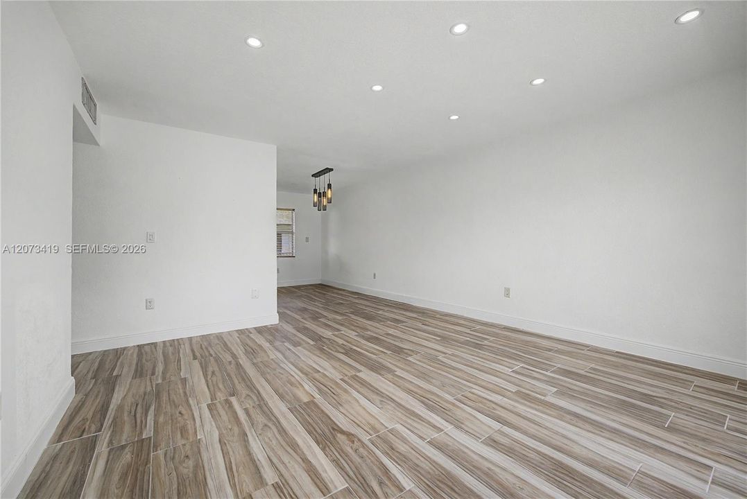 For Sale: $269,900 (2 beds, 1 baths, 866 Square Feet)