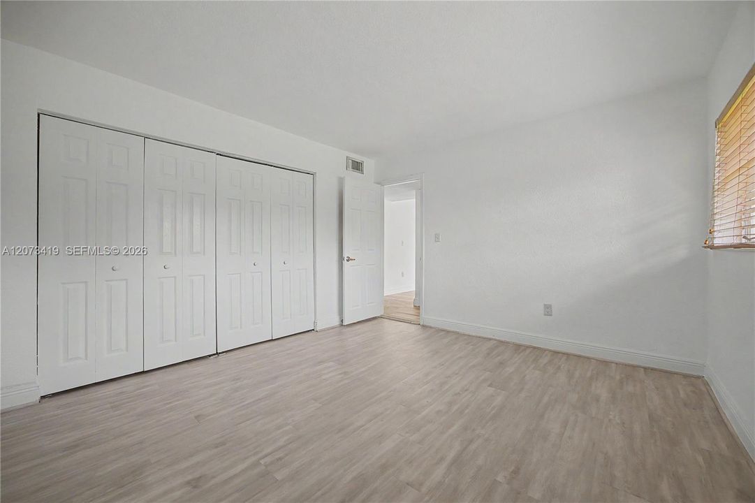 For Sale: $269,900 (2 beds, 1 baths, 866 Square Feet)