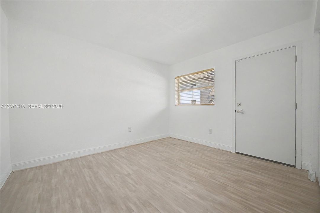 For Sale: $269,900 (2 beds, 1 baths, 866 Square Feet)