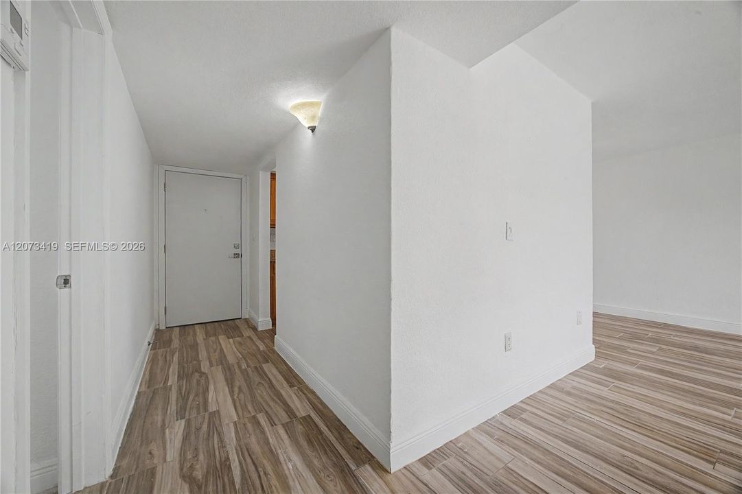 For Sale: $269,900 (2 beds, 1 baths, 866 Square Feet)