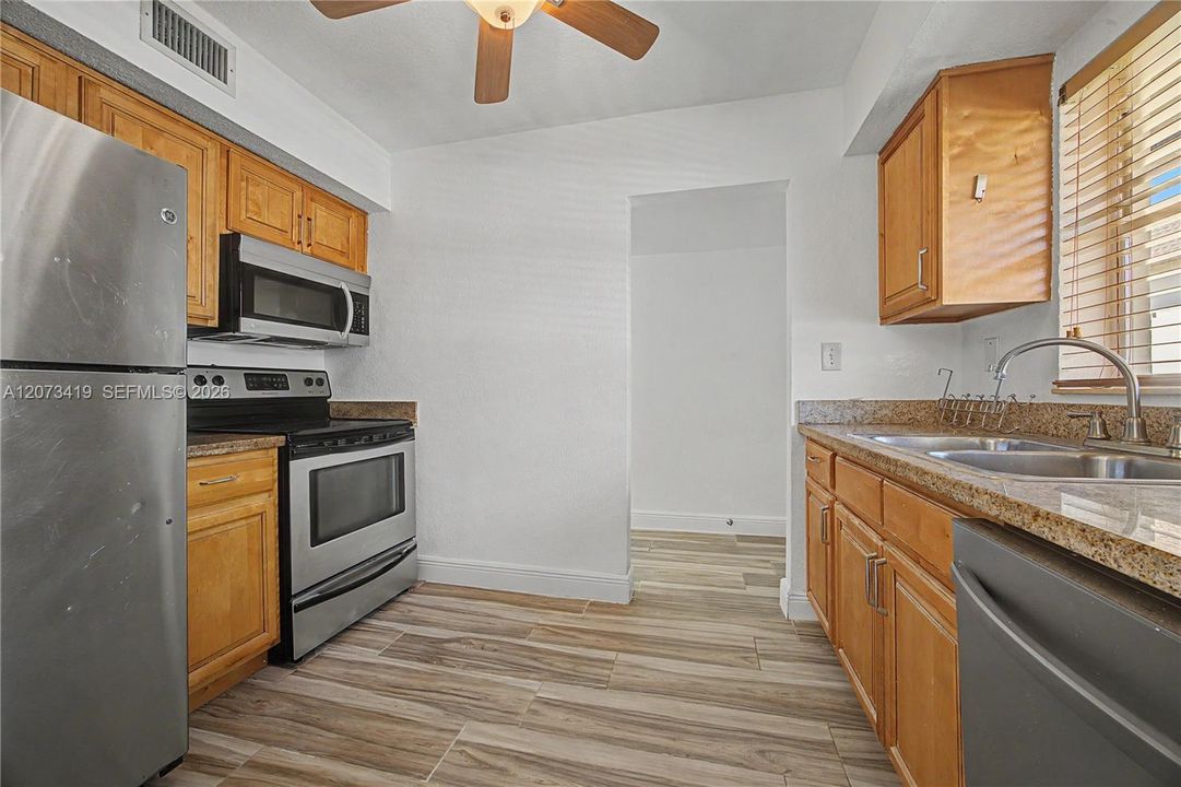 For Sale: $269,900 (2 beds, 1 baths, 866 Square Feet)
