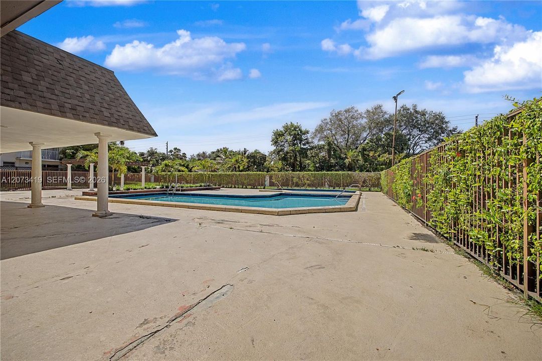 For Sale: $269,900 (2 beds, 1 baths, 866 Square Feet)