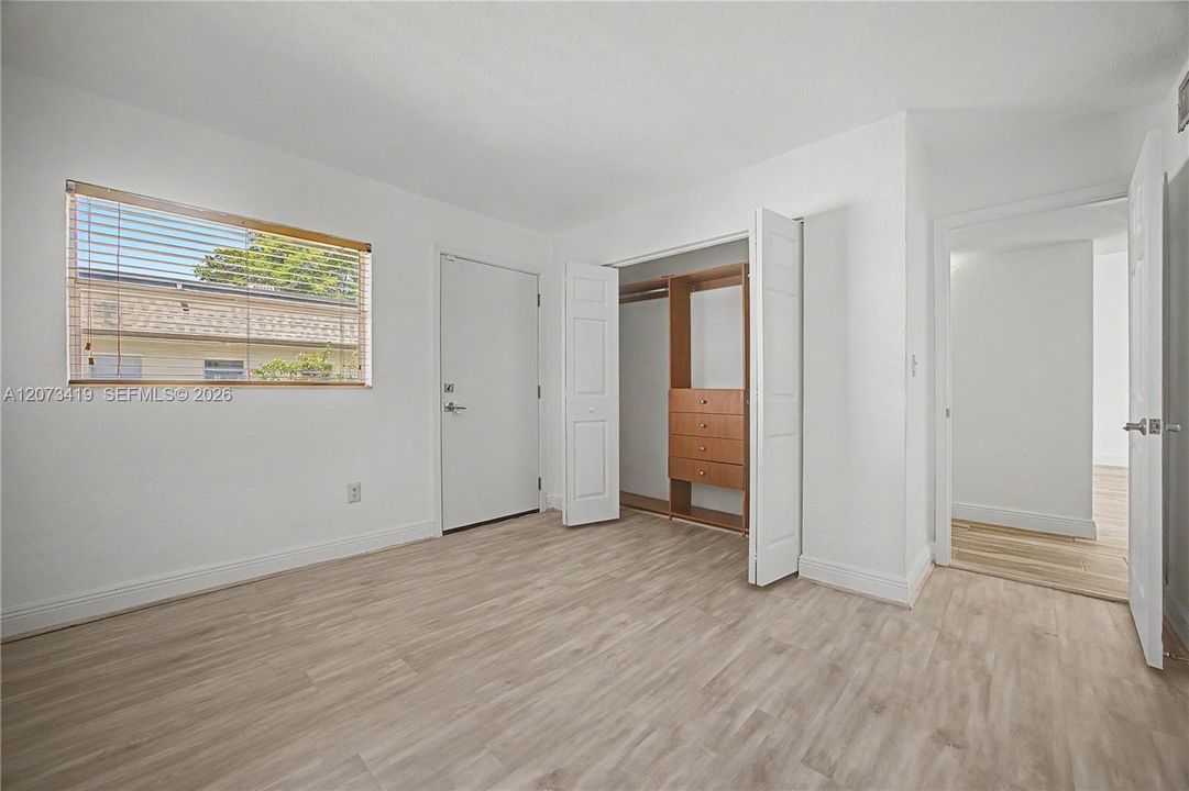 For Sale: $269,900 (2 beds, 1 baths, 866 Square Feet)