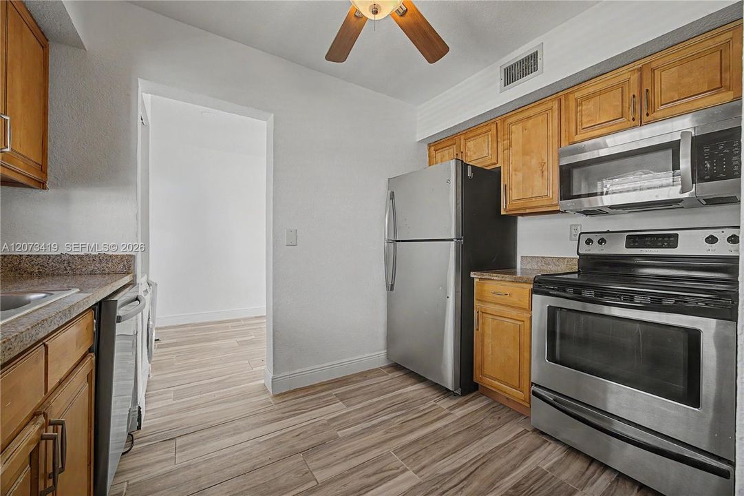 For Sale: $269,900 (2 beds, 1 baths, 866 Square Feet)