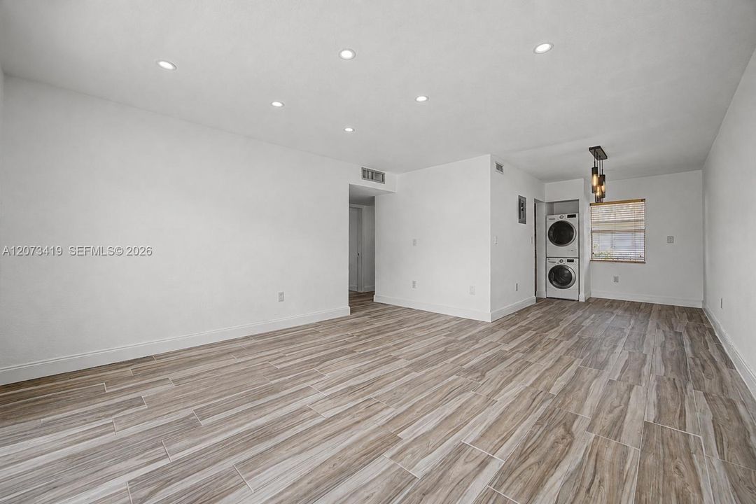 For Sale: $269,900 (2 beds, 1 baths, 866 Square Feet)