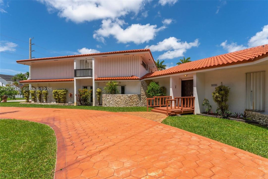For Sale: $1,599,000 (5 beds, 6 baths, 4830 Square Feet)