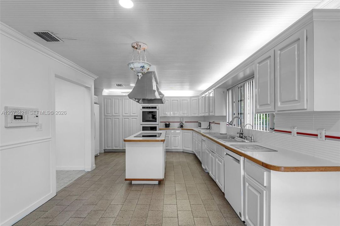 For Sale: $1,599,000 (5 beds, 6 baths, 4830 Square Feet)