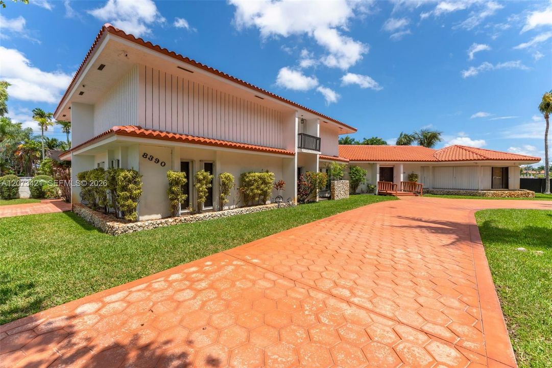 For Sale: $1,599,000 (5 beds, 6 baths, 4830 Square Feet)