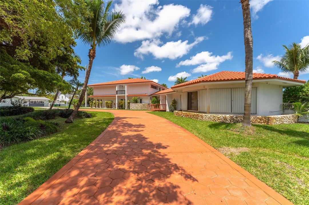 For Sale: $1,599,000 (5 beds, 6 baths, 4830 Square Feet)