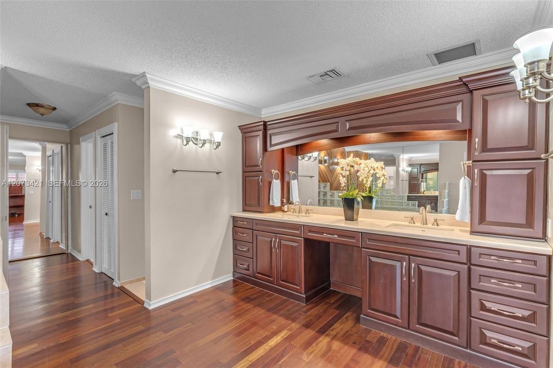 For Sale: $1,599,000 (5 beds, 6 baths, 4830 Square Feet)