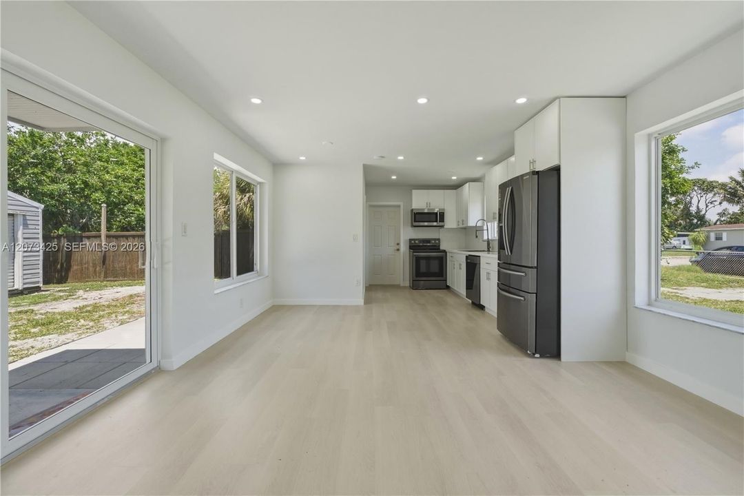 For Rent: $3,600 (3 beds, 1 baths, 969 Square Feet)