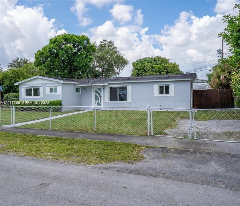 For Rent: $3,600 (3 beds, 1 baths, 969 Square Feet)