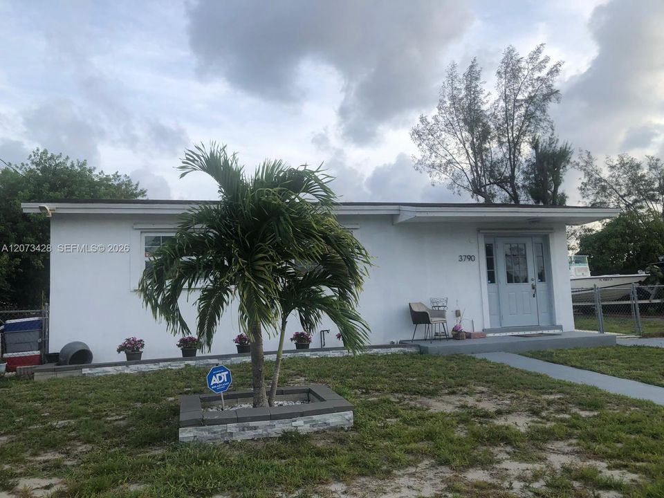 For Rent: $1,000 (1 beds, 1 baths, 1692 Square Feet)