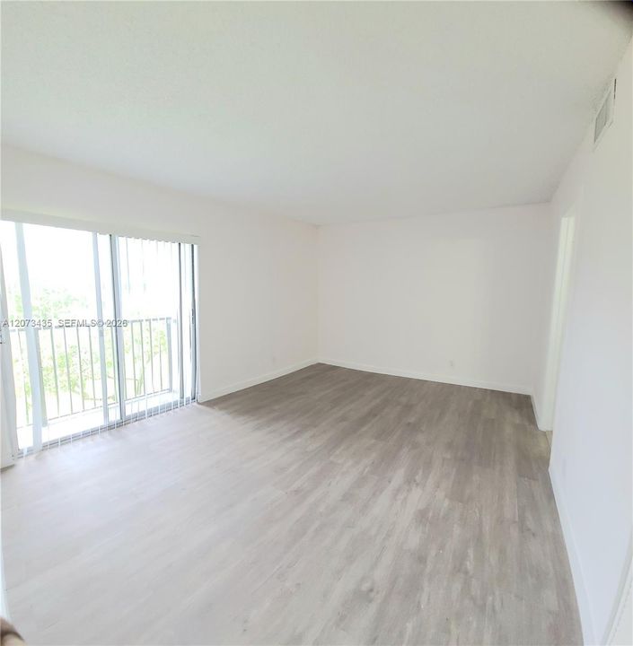 For Sale: $215,000 (2 beds, 2 baths, 832 Square Feet)