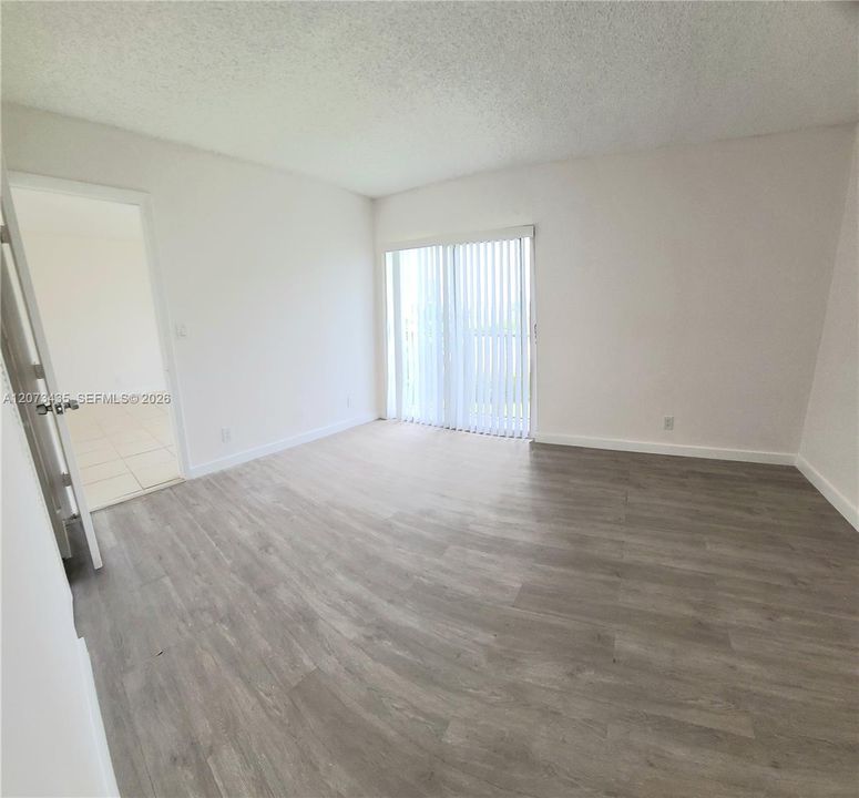 For Sale: $215,000 (2 beds, 2 baths, 832 Square Feet)