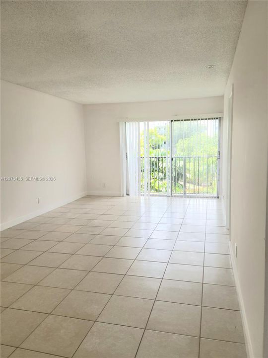 For Sale: $215,000 (2 beds, 2 baths, 832 Square Feet)