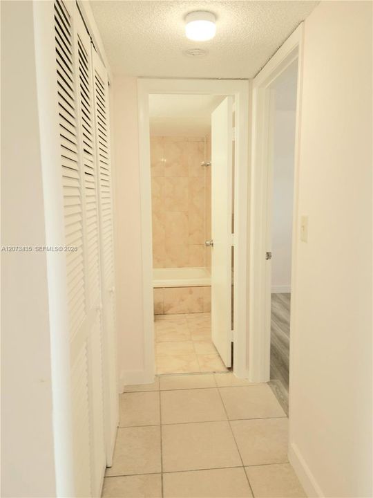 For Sale: $215,000 (2 beds, 2 baths, 832 Square Feet)