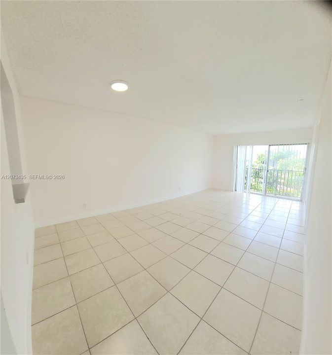 For Sale: $215,000 (2 beds, 2 baths, 832 Square Feet)