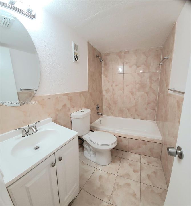 For Sale: $215,000 (2 beds, 2 baths, 832 Square Feet)