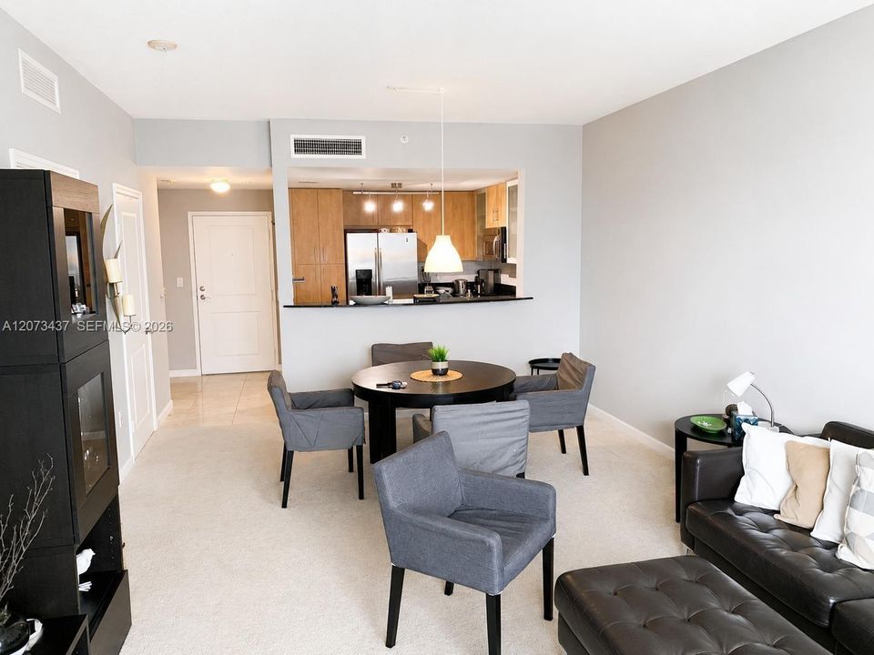 For Rent: $2,950 (1 beds, 1 baths, 900 Square Feet)