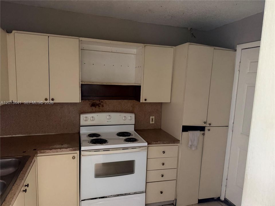 На продажу: $375,000 (3 спален, 1 ванн, 957 Квадратных фут)