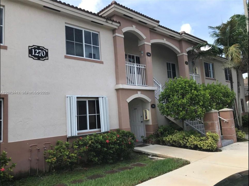 For Rent: $1,800 (2 beds, 2 baths, 815 Square Feet)