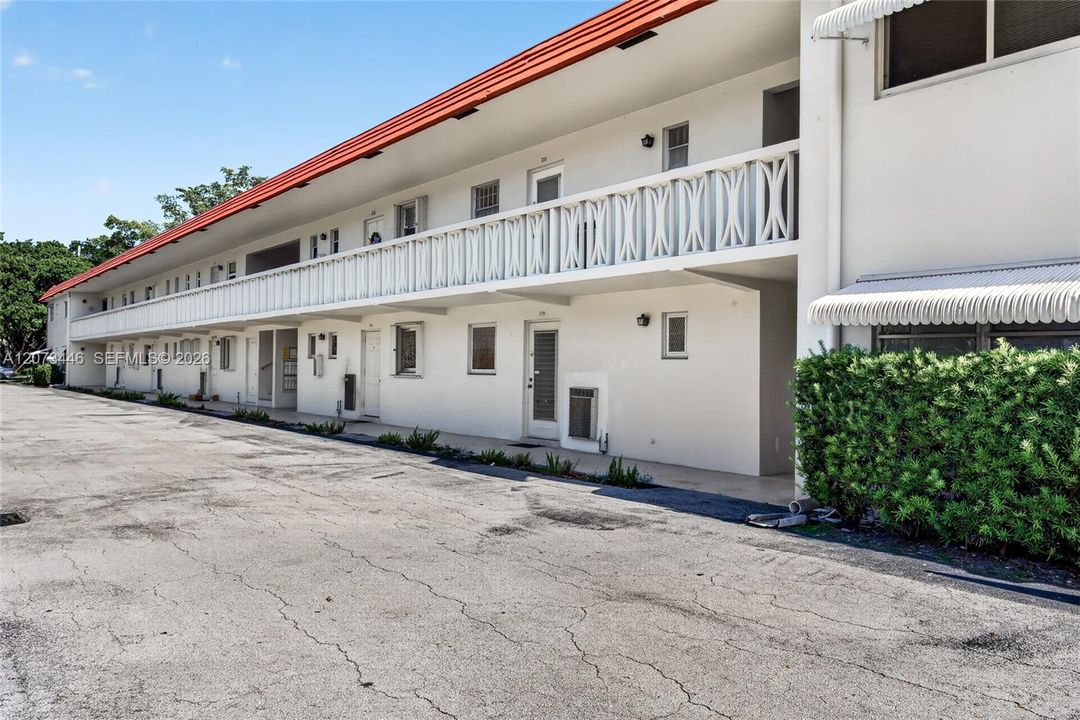 For Rent: $2,200 (2 beds, 2 baths, 960 Square Feet)