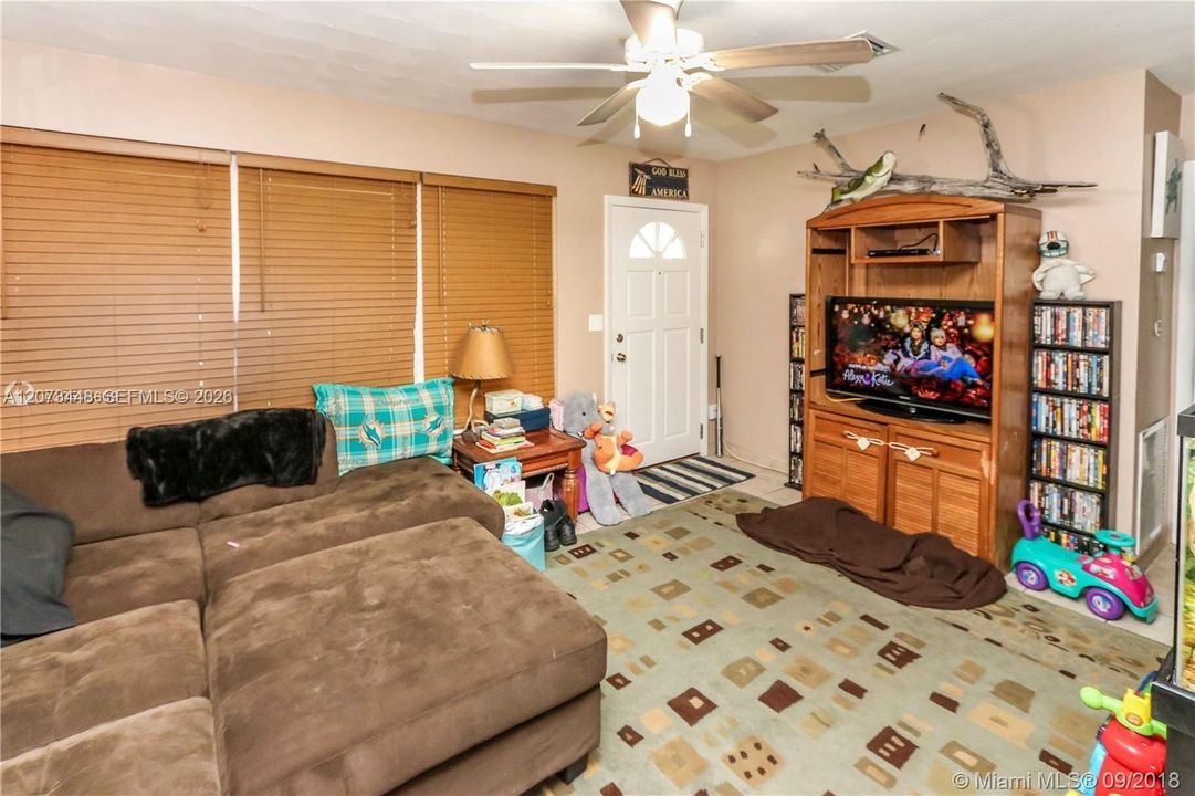 For Rent: $2,300 (2 beds, 1 baths, 926 Square Feet)