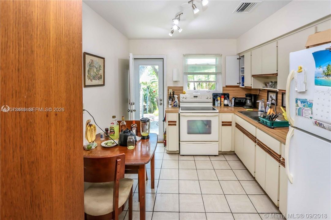 For Rent: $2,300 (2 beds, 1 baths, 926 Square Feet)