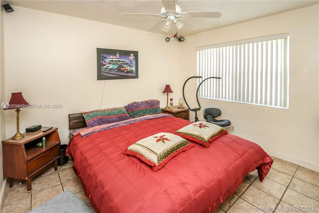 For Rent: $2,300 (2 beds, 1 baths, 926 Square Feet)