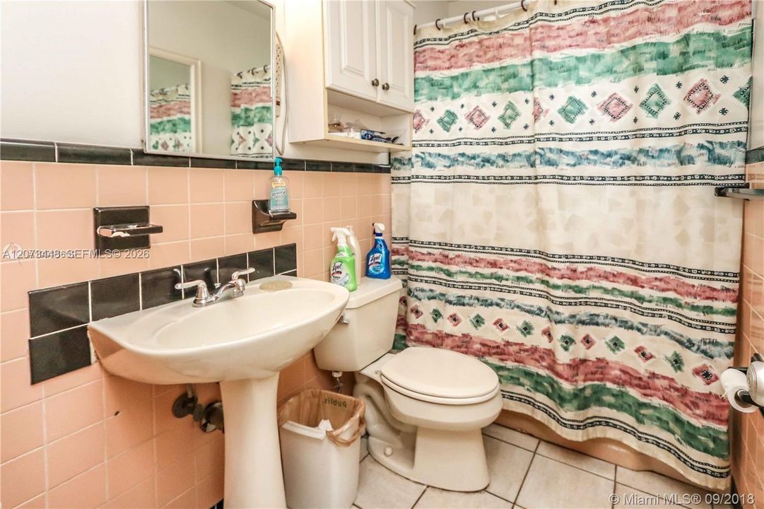 For Rent: $2,300 (2 beds, 1 baths, 926 Square Feet)