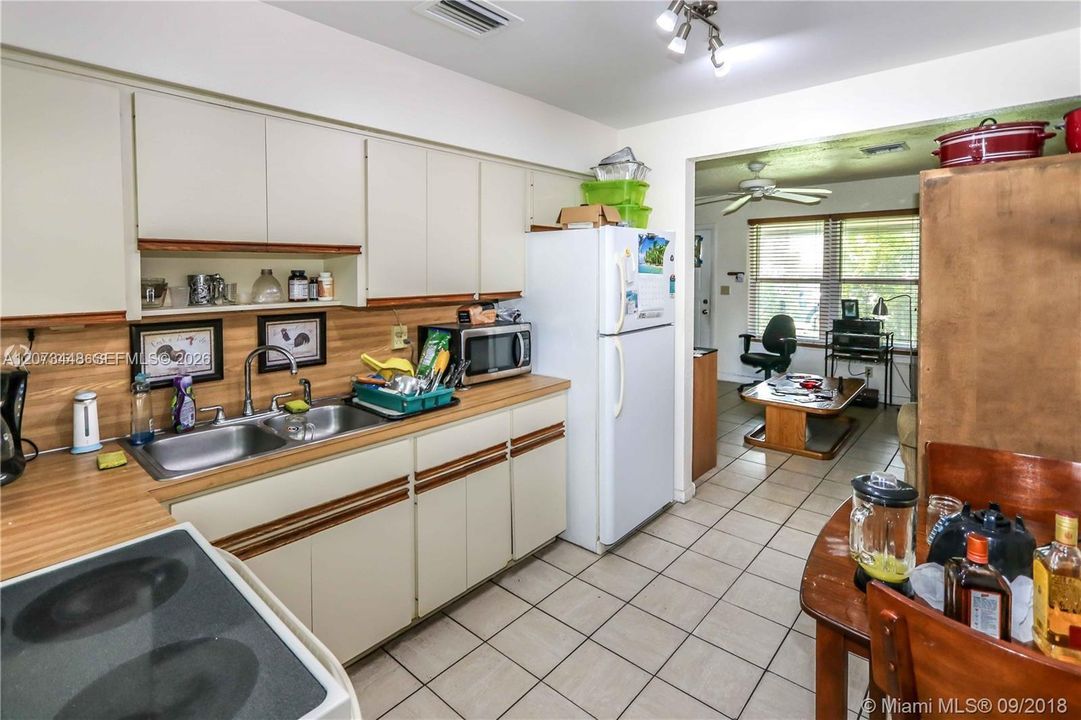 For Rent: $2,300 (2 beds, 1 baths, 926 Square Feet)