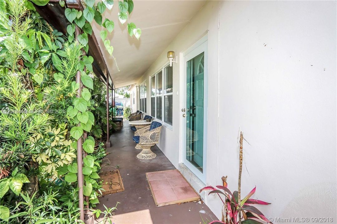 For Rent: $2,300 (2 beds, 1 baths, 926 Square Feet)