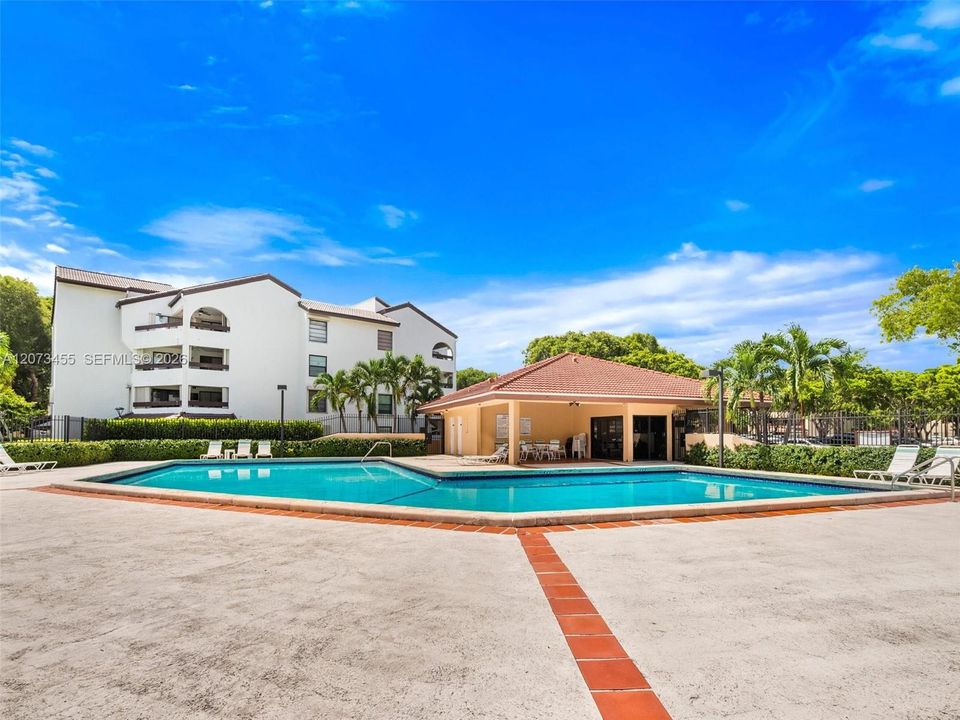 For Sale: $285,000 (2 beds, 2 baths, 965 Square Feet)