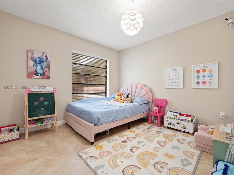 For Sale: $285,000 (2 beds, 2 baths, 965 Square Feet)