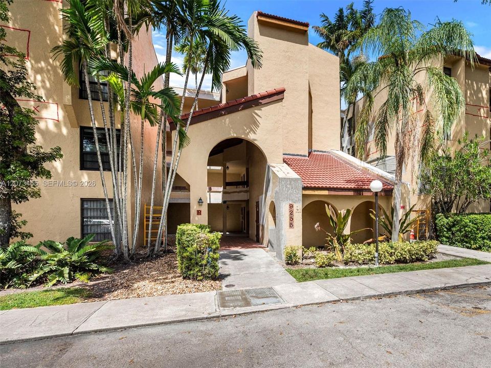 For Sale: $285,000 (2 beds, 2 baths, 965 Square Feet)