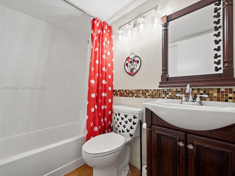 For Sale: $285,000 (2 beds, 2 baths, 965 Square Feet)
