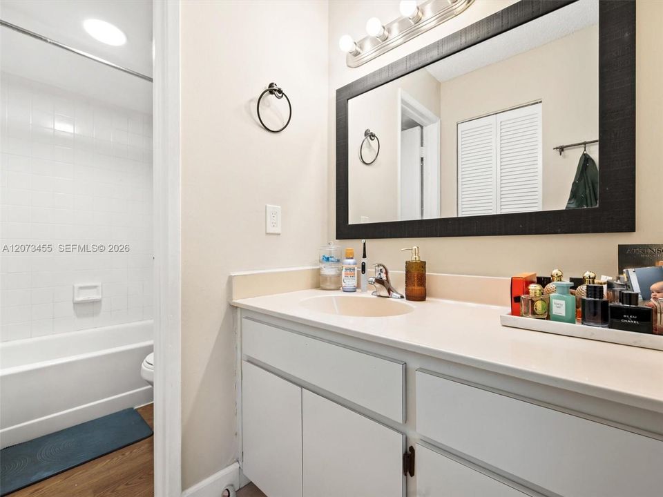 For Sale: $285,000 (2 beds, 2 baths, 965 Square Feet)