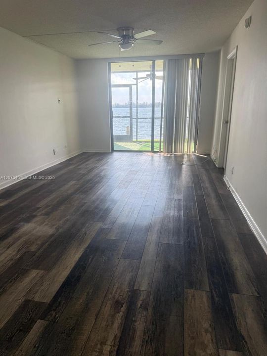 В аренду: $1,900 (2 спален, 2 ванн, 920 Квадратных фут)