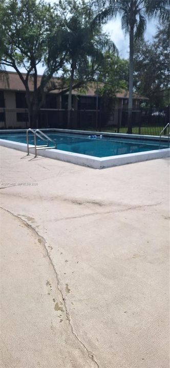 For Rent: $2,000 (2 beds, 2 baths, 884 Square Feet)