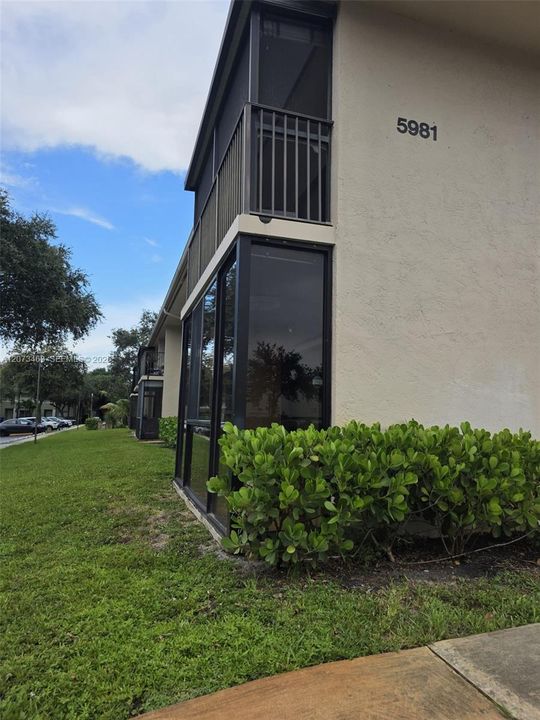 For Rent: $2,000 (2 beds, 2 baths, 884 Square Feet)