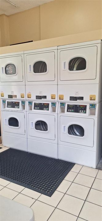 For Rent: $2,000 (2 beds, 2 baths, 884 Square Feet)