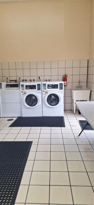 For Rent: $2,000 (2 beds, 2 baths, 884 Square Feet)