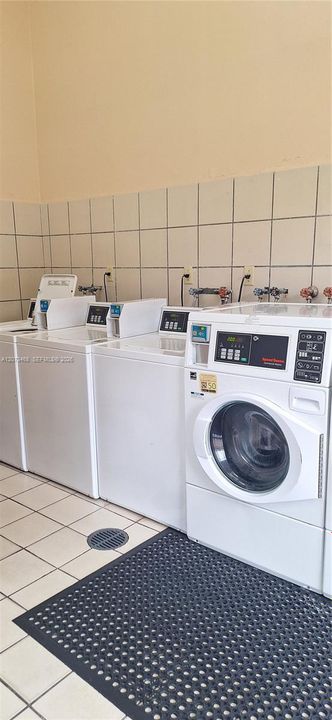 For Rent: $2,000 (2 beds, 2 baths, 884 Square Feet)