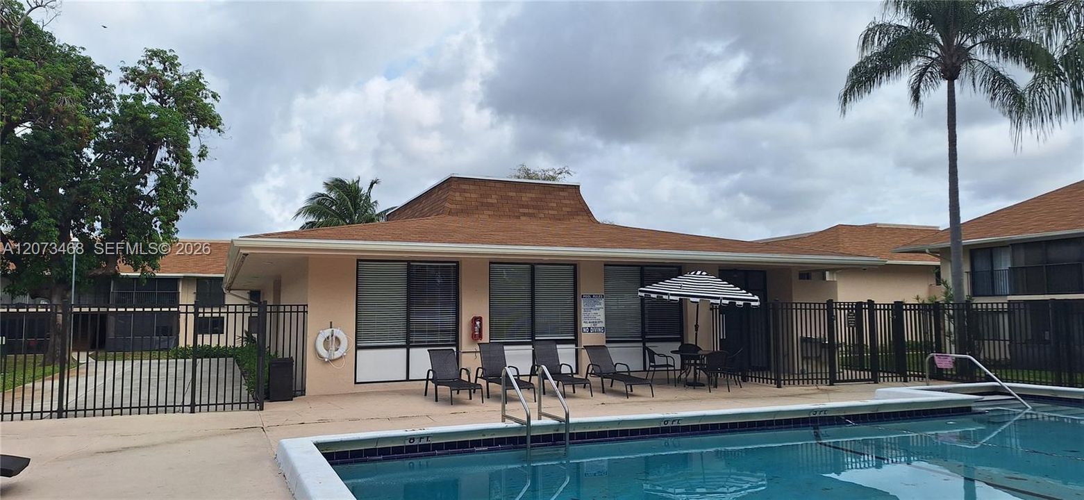 For Rent: $2,000 (2 beds, 2 baths, 884 Square Feet)