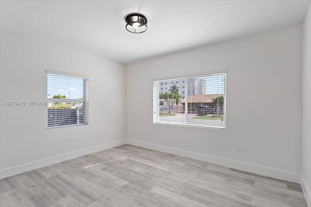 For Rent: $3,700 (3 beds, 1 baths, 1090 Square Feet)
